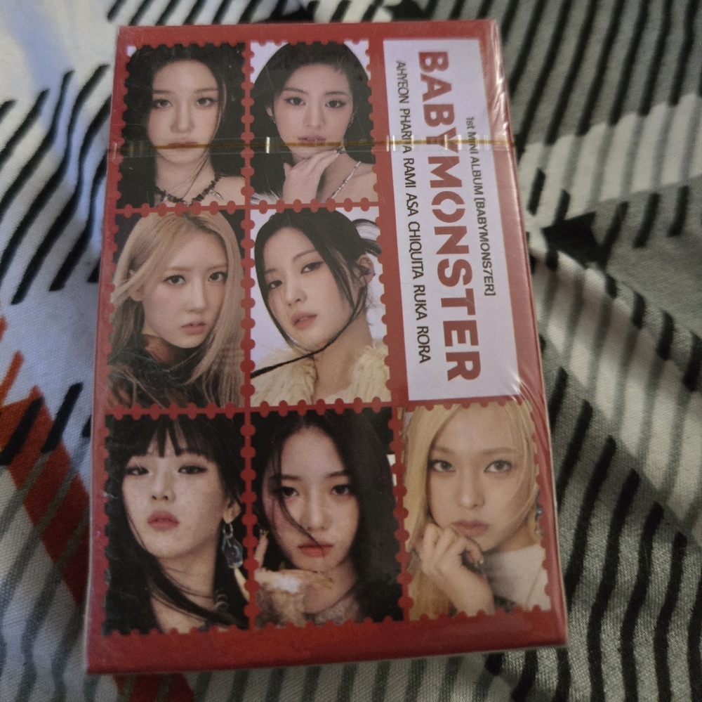 Baby Monster first mini album, a photo card SET OF 51